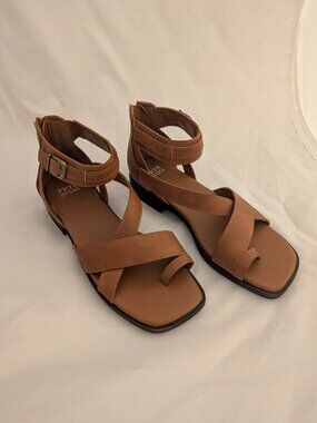 The Frye and Co. Tallu Cognac Flat Sandals feature crisscross straps Size 7.5